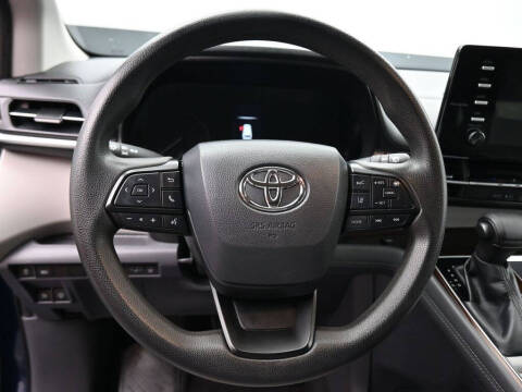 2022 Toyota Sienna LE 8-Passenger