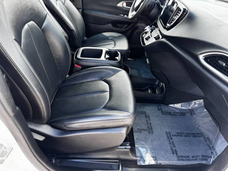 2025 Chrysler Pacifica Select