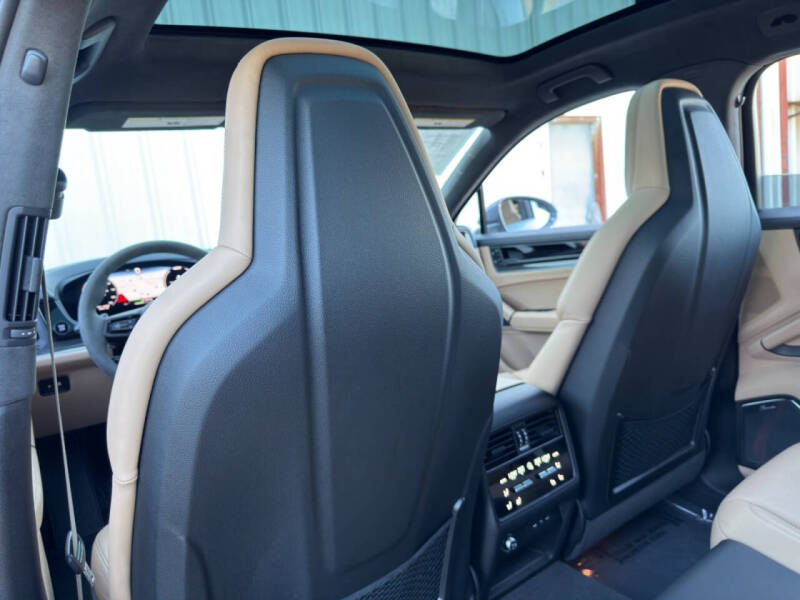 2024 Porsche Cayenne Turbo E-Hybrid Coupe