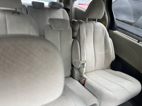 2011 Toyota Sienna LE 8-Passenger
