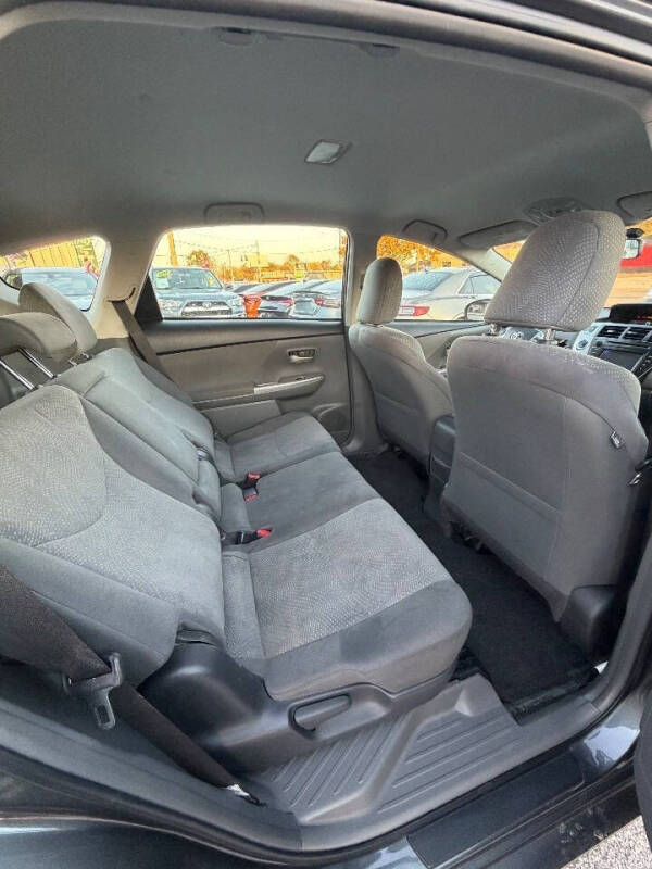 2014 Toyota Prius v Five