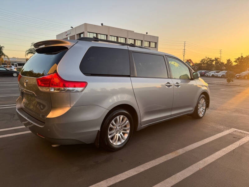 2013 Toyota Sienna XLE 7-Passenger Auto Access Seat