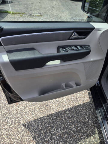 2012 Volkswagen Routan SE