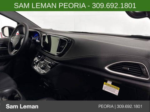 2027 Chrysler Pacifica Select