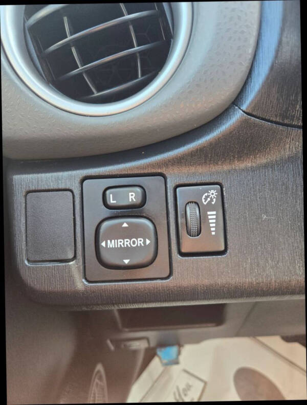 2012 Toyota Yaris 5-Door SE