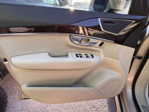 2017 Volvo XC90 T6 Momentum