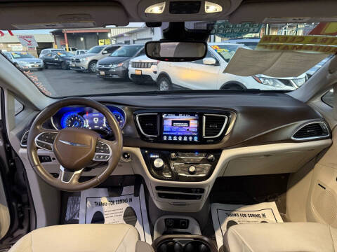 2017 Chrysler Pacifica Touring-L Plus