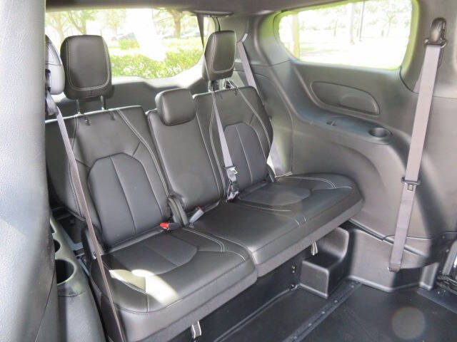 2025 Chrysler Voyager LX