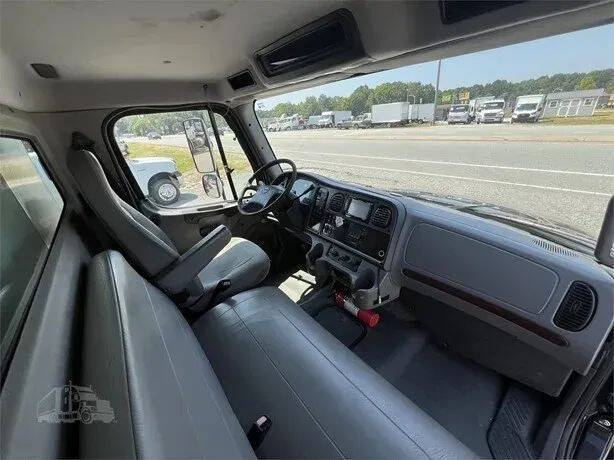 2009 Freightliner M2 106