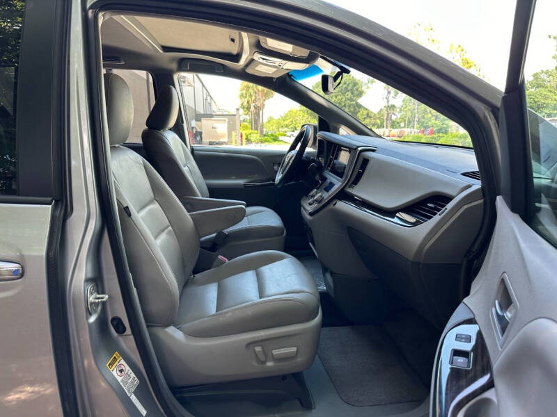 2015 Toyota Sienna XLE 7-Passenger Auto Access Seat
