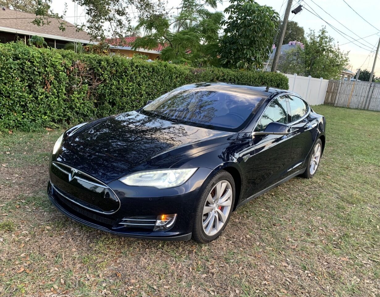 2014 Tesla Model S 31