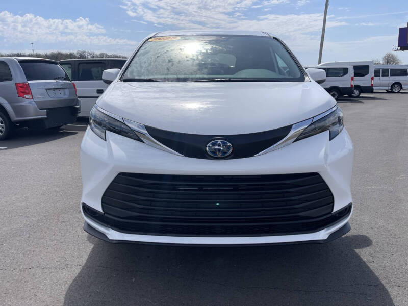 2025 Toyota Sienna LE 8-Passenger