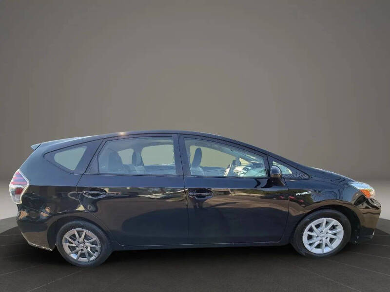 2017 Toyota Prius v Three