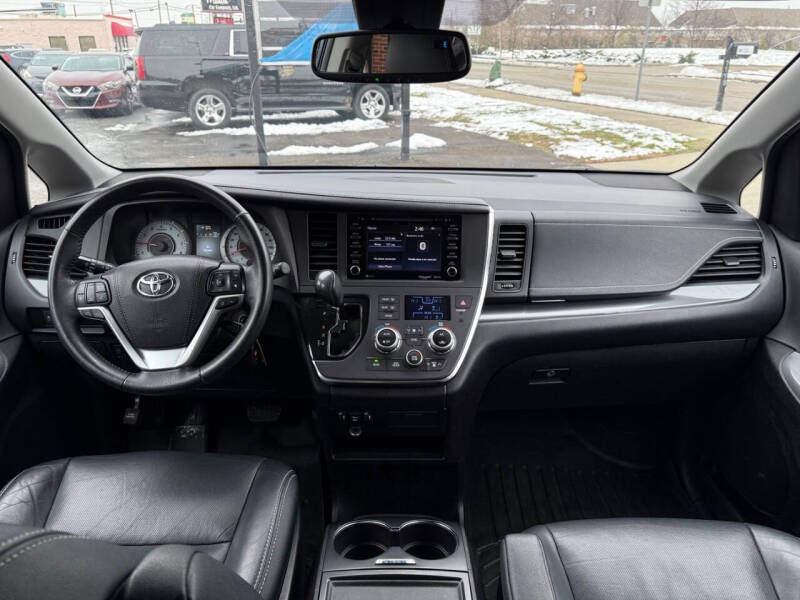 2018 Toyota Sienna SE 8-Passenger