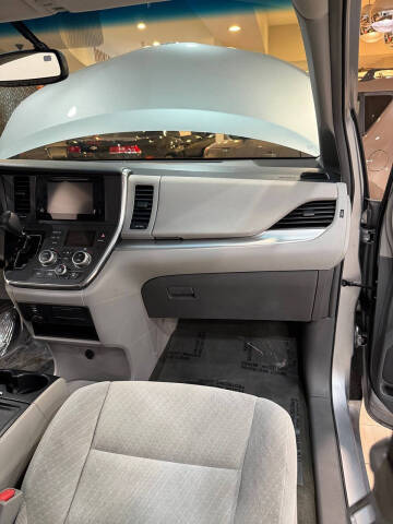 2017 Toyota Sienna LE 8-Passenger