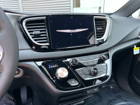 2025 Chrysler Voyager LX