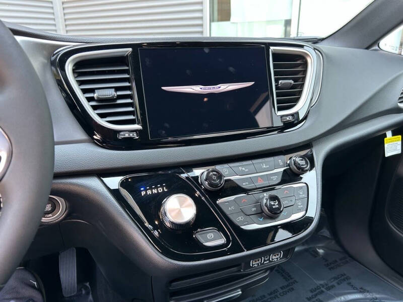 2025 Chrysler Voyager LX