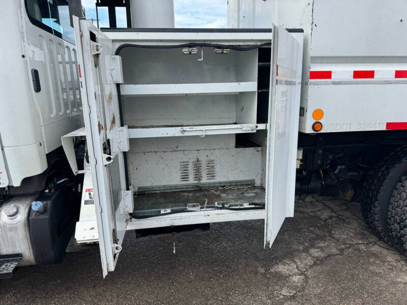 2012 Freightliner M2 106