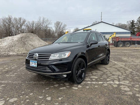 2017 Volkswagen Touareg for sale at ONG Auto in Farmington MN