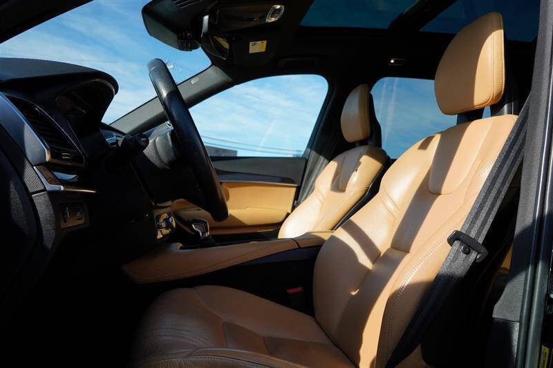 2017 Volvo XC90 T6 Momentum