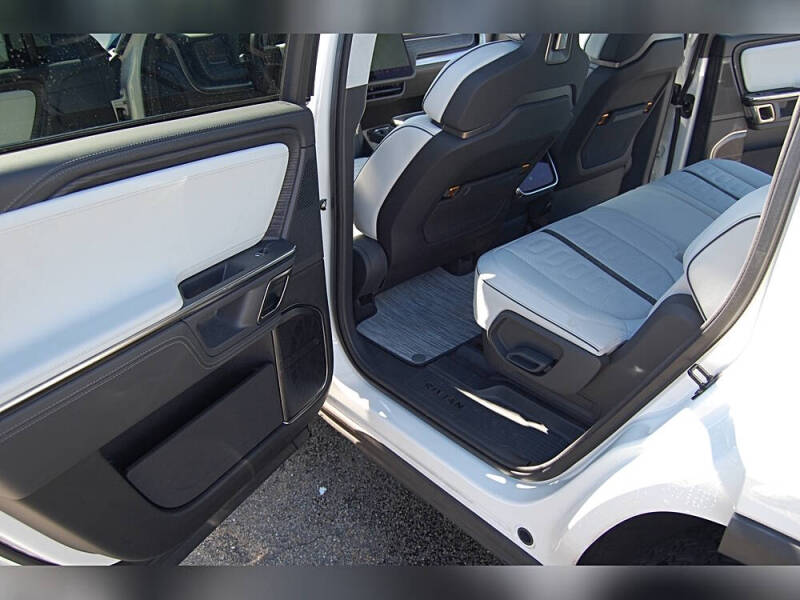 2023 Rivian R1S Adventure