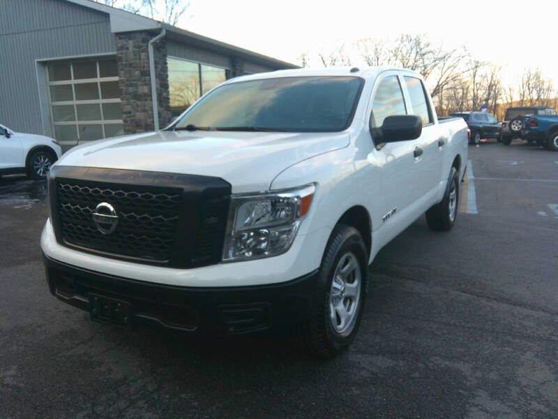 Nissan Titan's photo