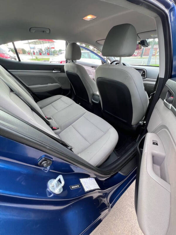 2019 Hyundai Elantra SEL photo 5