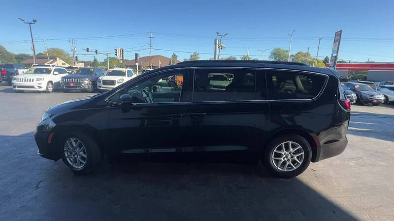 2022 Chrysler Pacifica Touring L photo 1