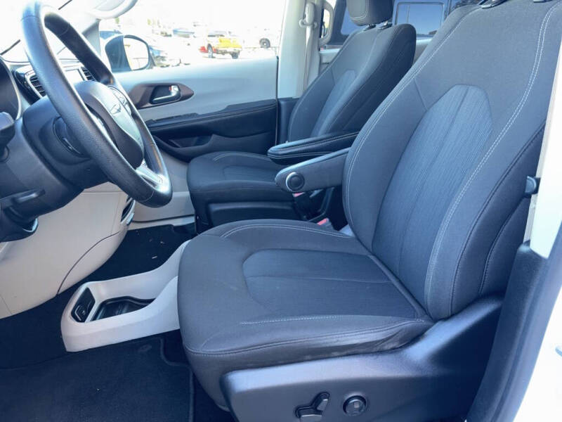 2021 Chrysler Voyager LX