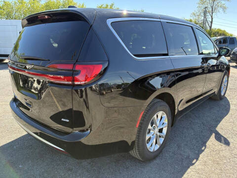 2027 Chrysler Pacifica Select