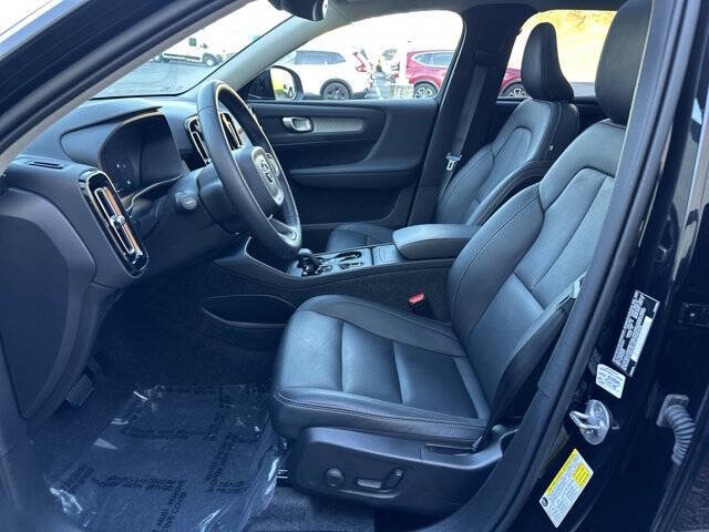 2025 Volvo XC40 B5 Core Bright Theme