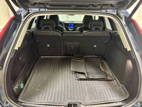 2023 Volvo XC60 B5 Ultimate Dark Theme