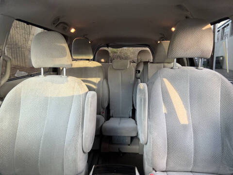 2013 Toyota Sienna LE 8-Passenger