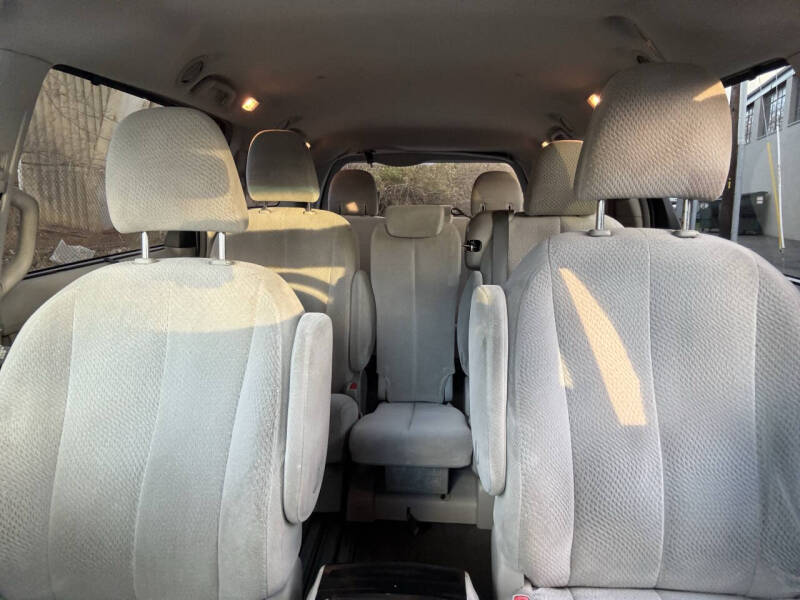 2013 Toyota Sienna LE 8-Passenger