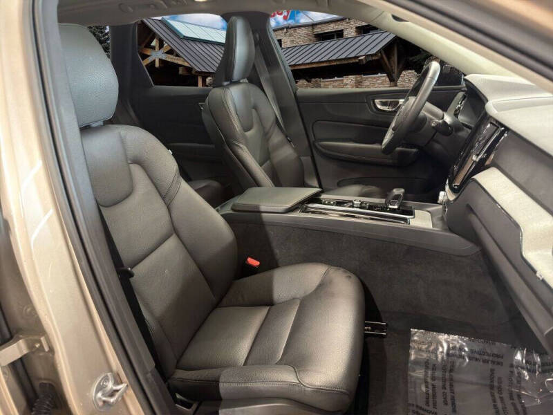 2025 Volvo XC60 B5 Plus Dark Theme
