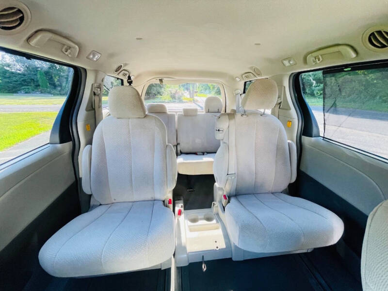 2011 Toyota Sienna LE 7-Passenger Auto Access Seat