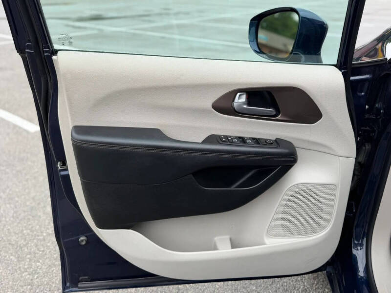 2017 Chrysler Pacifica Touring-L Plus