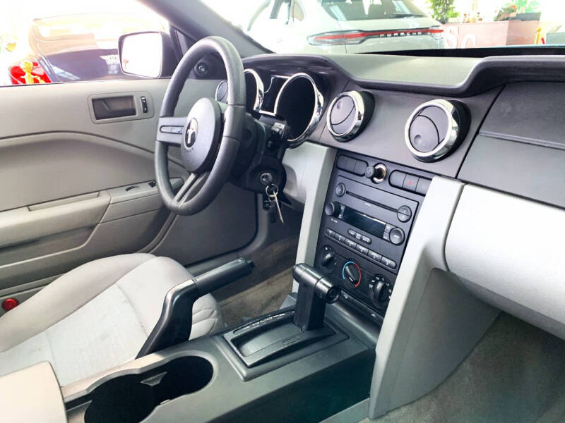 2007 Ford Mustang V6 Deluxe