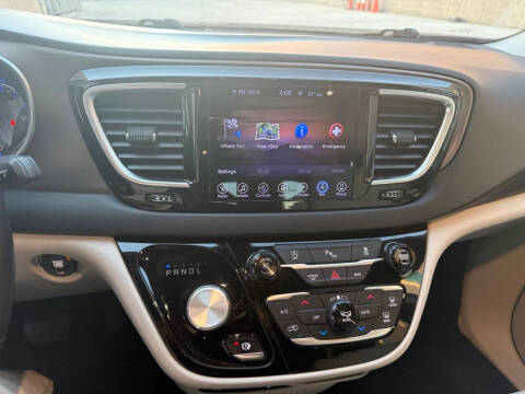 2017 Chrysler Pacifica Touring-L Plus