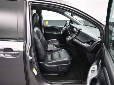 2017 Toyota Sienna SE Premium 8-Passenger