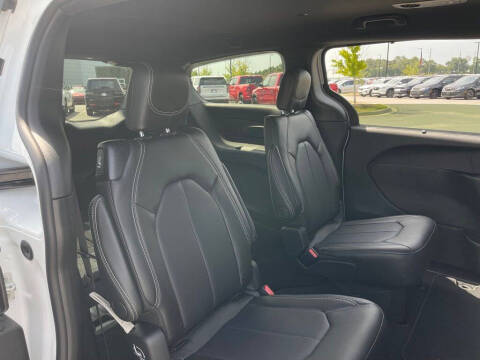 2027 Chrysler Pacifica LX
