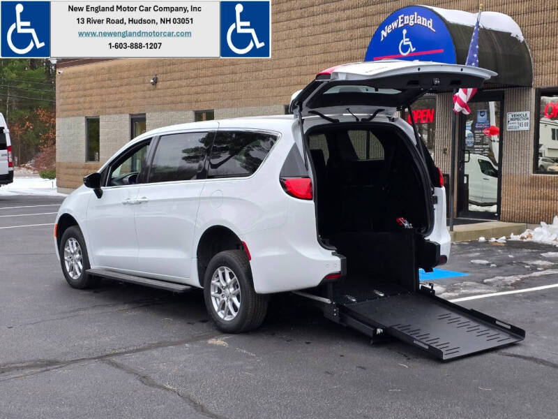 2025 Chrysler Voyager LX's photo