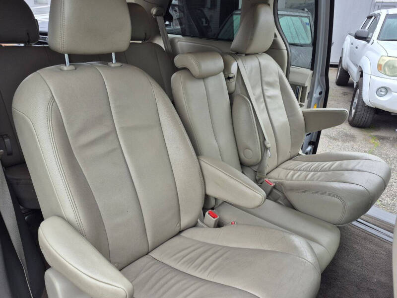 2014 Toyota Sienna XLE 8-Passenger