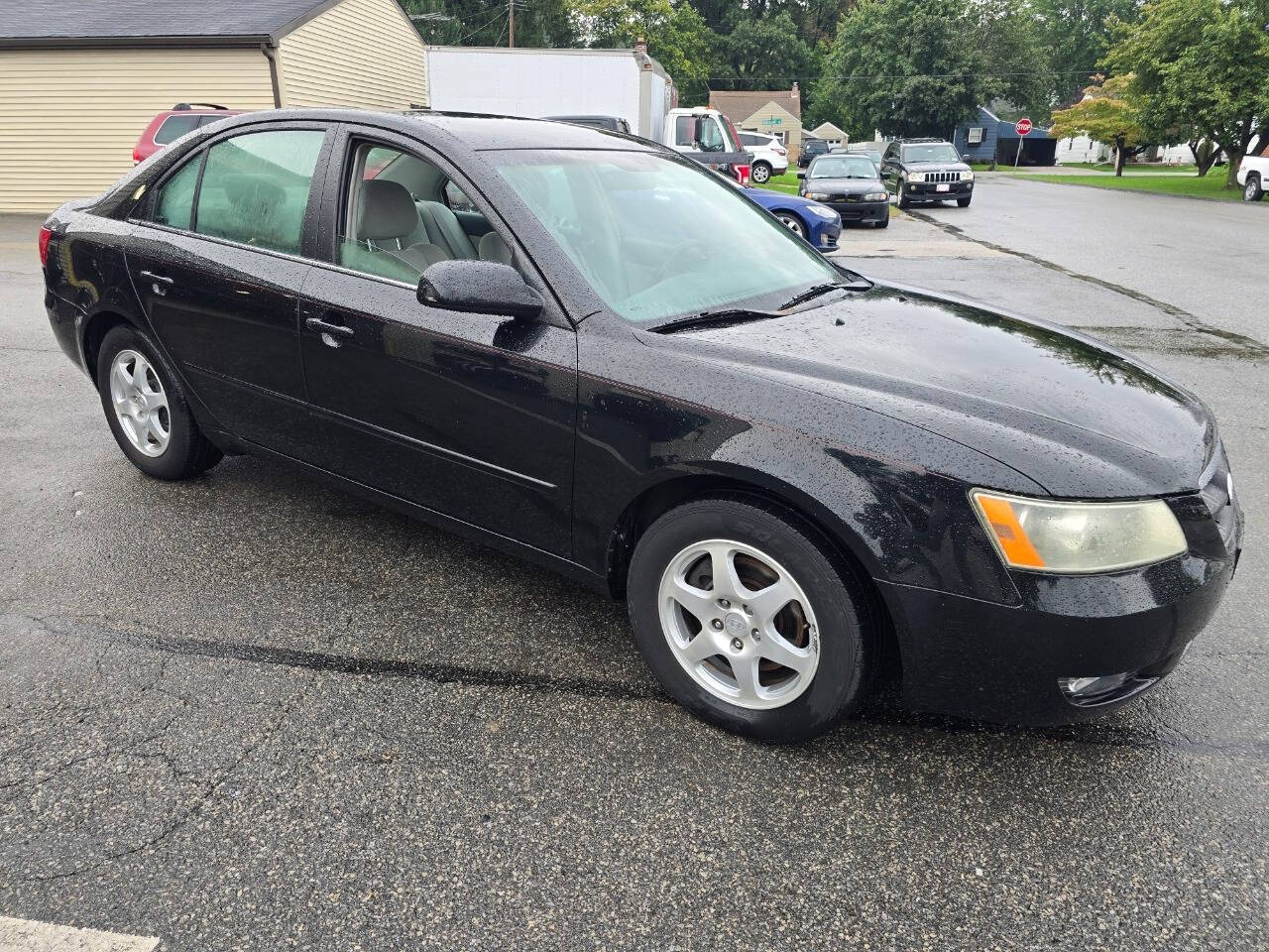 2006 Hyundai SONATA for sale at QUEENSGATE AUTO SALES in York, PA