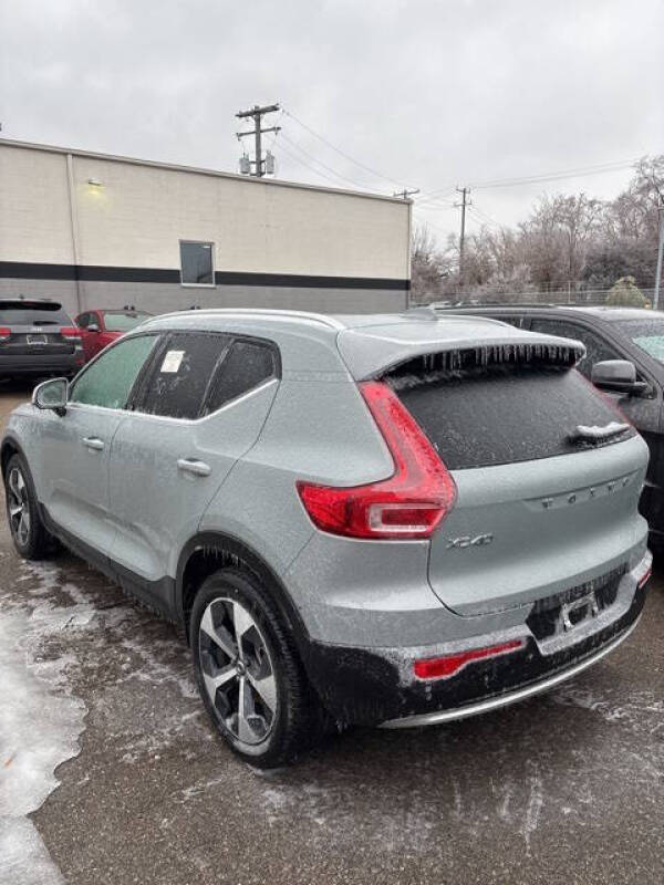 2025 Volvo XC40 B5 Plus Bright Theme