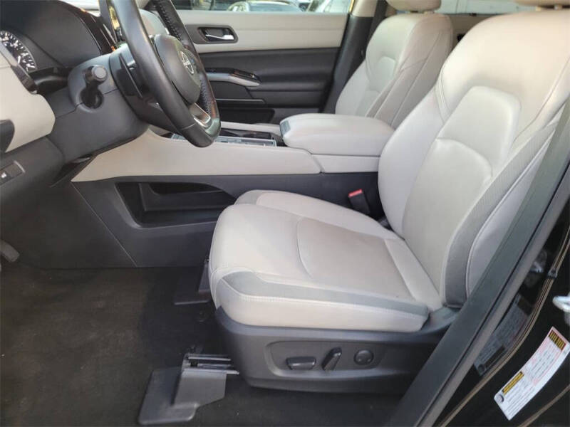 2023 Nissan Pathfinder SL