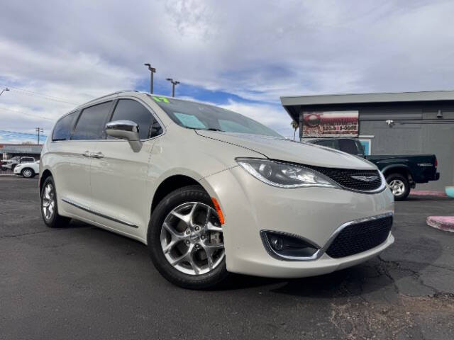 2017 Chrysler Pacifica Limited's photo