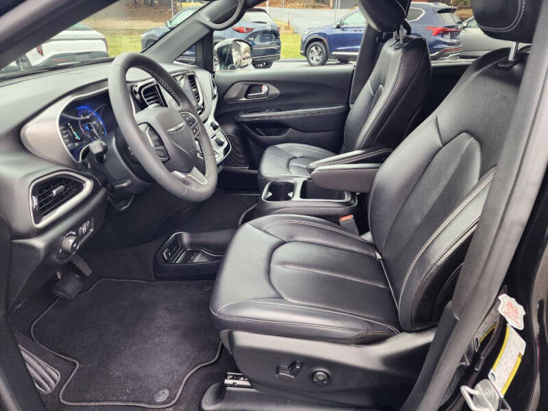 2025 Chrysler Pacifica Select