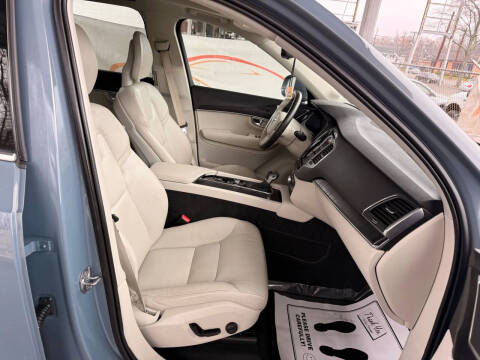 2020 Volvo XC90 T6 Momentum 6-Passenger