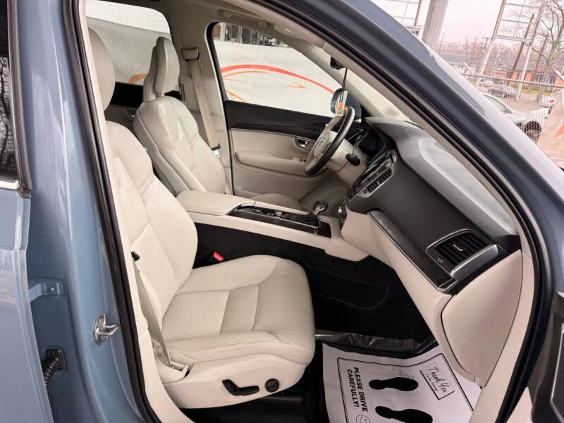 2020 Volvo XC90 T6 Momentum 6-Passenger